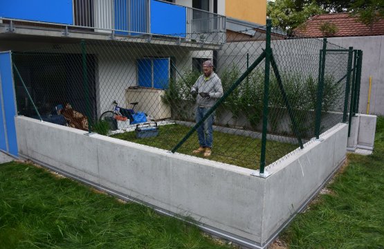 Plot na předzahrádku na míru
