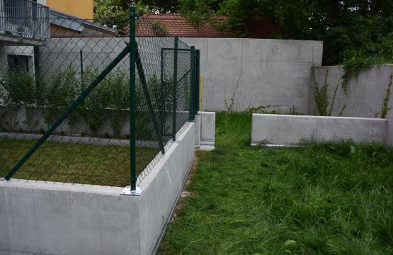Plot na předzahrádku na míru