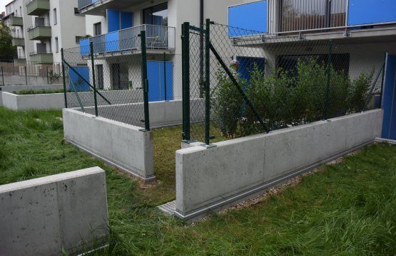 Plot na předzahrádku na míru