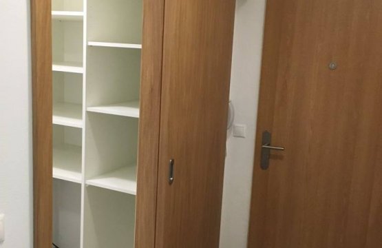Velká šatna v malém bytě - maximální úložný prostor