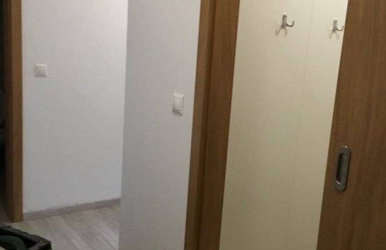 Velká šatna v malém bytě - maximální úložný prostor