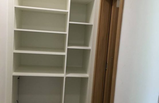 Velká šatna v malém bytě - maximální úložný prostor