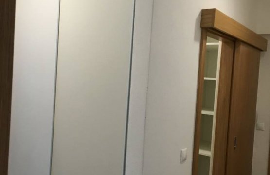 Velká šatna v malém bytě - maximální úložný prostor