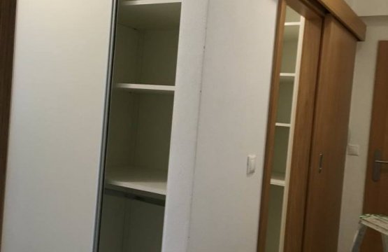 Velká šatna v malém bytě - maximální úložný prostor