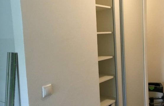 Velká šatna v malém bytě - maximální úložný prostor