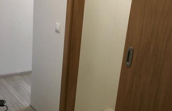 Velká šatna v malém bytě - maximální úložný prostor