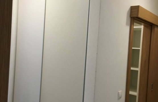 Velká šatna v malém bytě - maximální úložný prostor