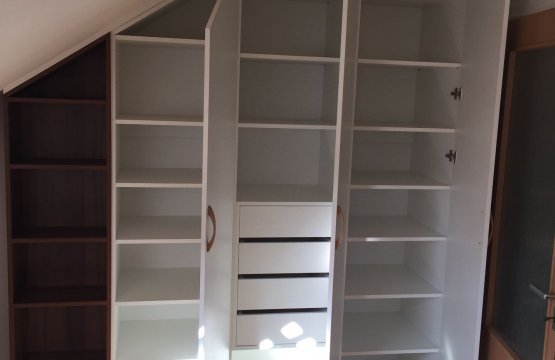 Vestavěná skříň do podkroví
